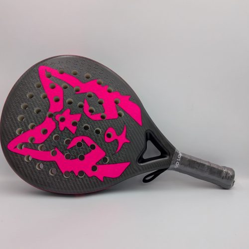 Pala de padel Lobo Padel Sky Rosa en carbono visto Hexcel con logos rosas y núcleo de polietileno antivibración.